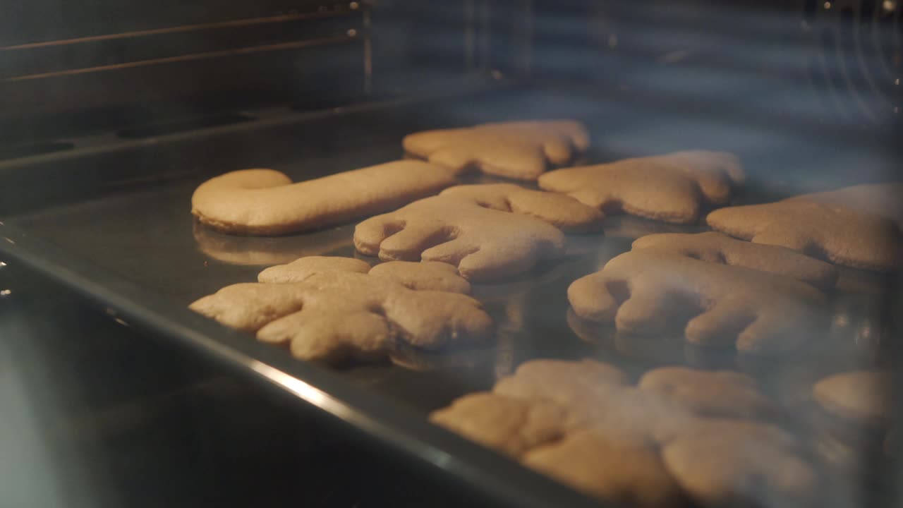 圣诞姜饼饼干放在烤盘上，在烤箱里烘烤视频素材