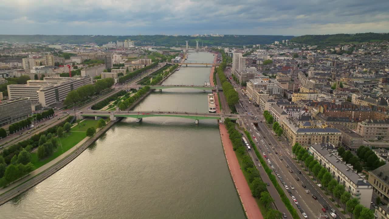 鲁昂，法国，鸟瞰鲁昂日落时的城市全景。法国塞纳河岸边的老旅游小镇视频素材