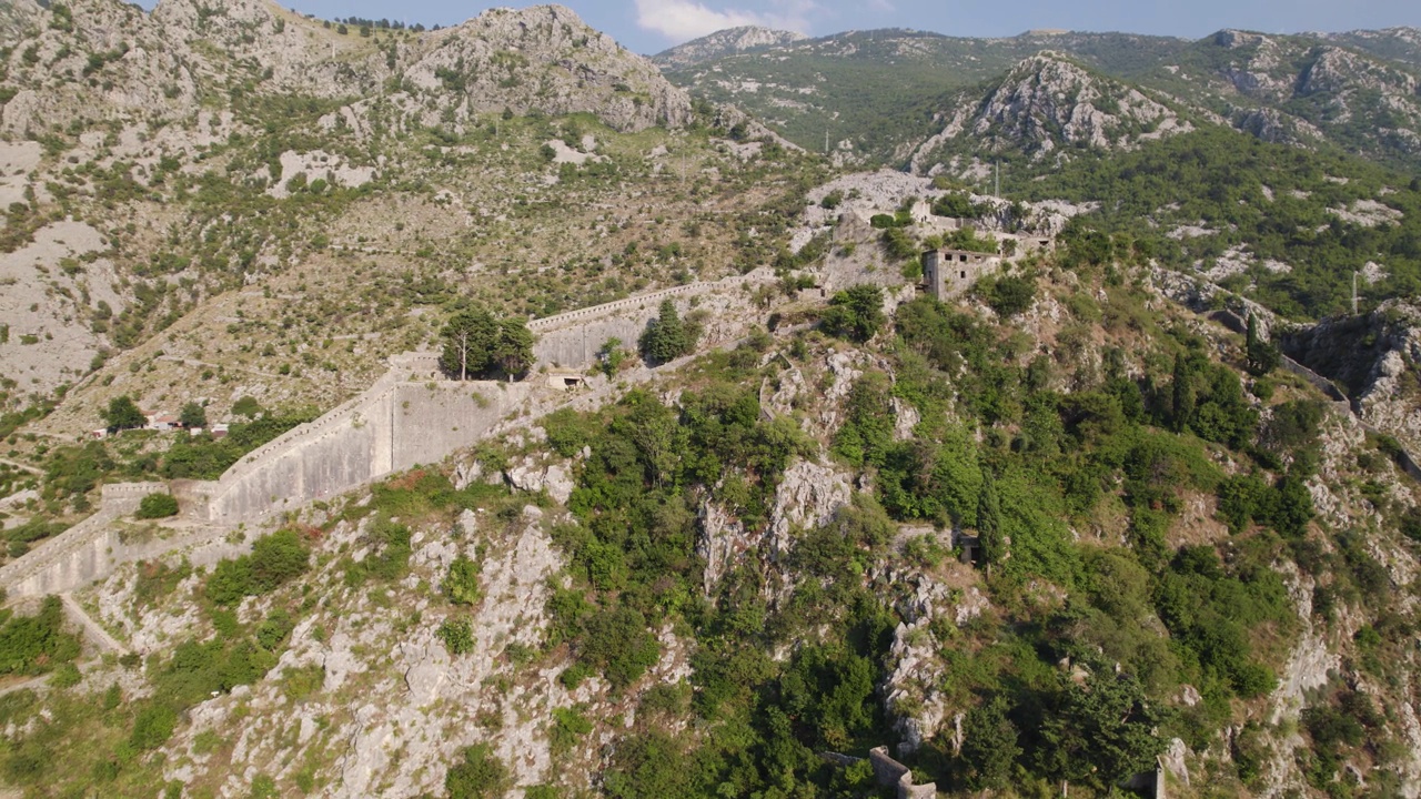 在一个阳光明媚的夏日，黑山科托尔的防御工事在空中盘旋视频素材