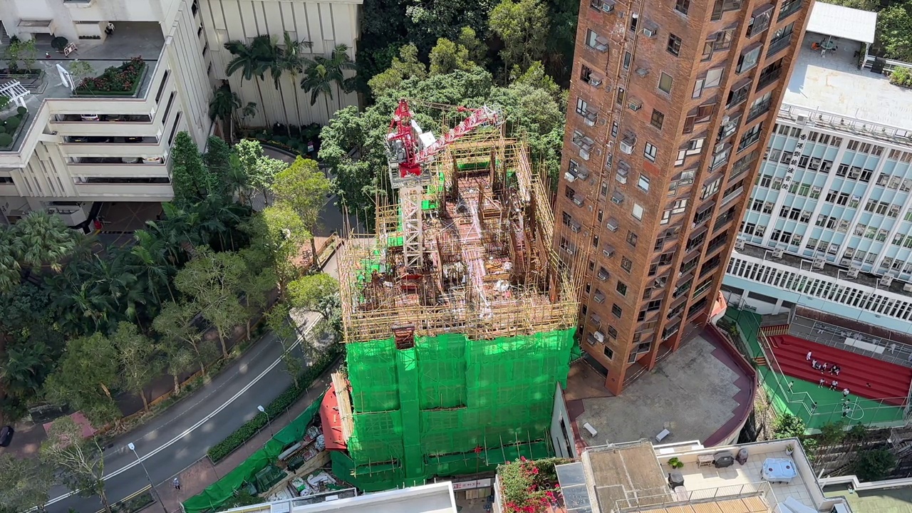 香港兴建竹制脚手架的建筑物视频素材