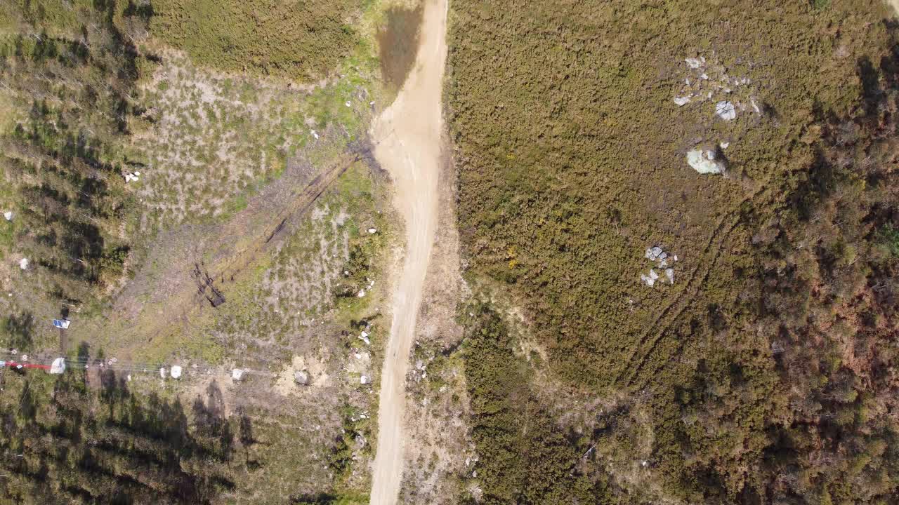 在西班牙加利西亚的Monte Abelendo徒步旅行(4K航拍视频)。乡村景观无人机镜头，用DJI Mini 2在4K中录制。视频素材