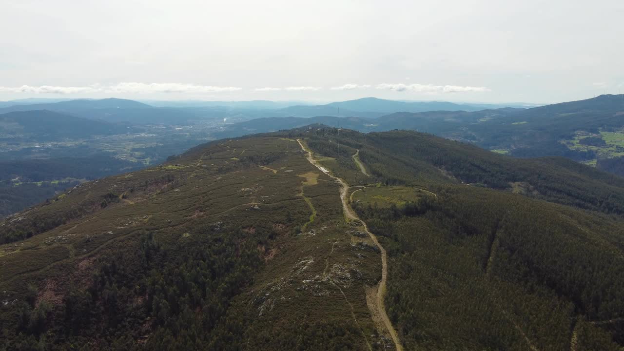 山峰和土路。蒙特阿贝伦多无人机镜头，加利西亚，西班牙(4K航拍视频)。乡村风光，用DJI Mini 2 4K录制。视频素材