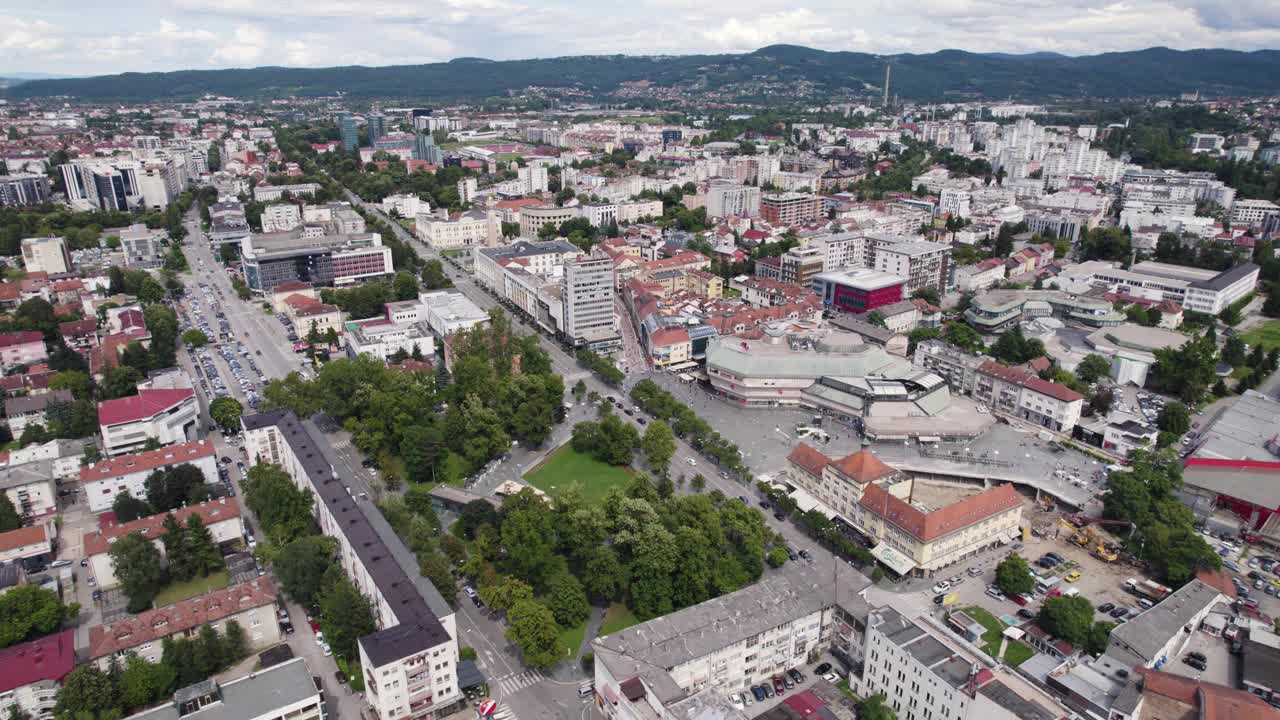 空中轨道城市巴尼亚卢卡博斯卡购物中心和公园，天际线全景视频素材