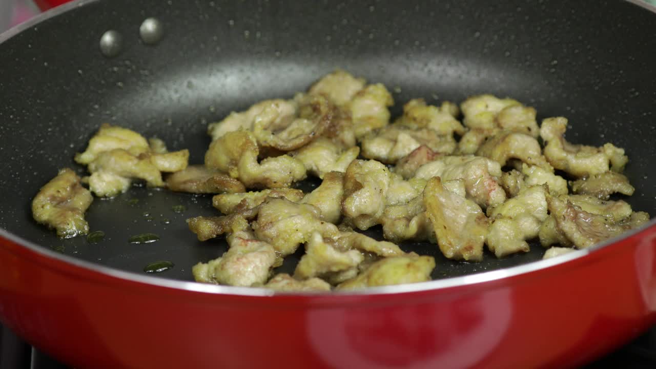 在一个红色的煎锅里煮着美味的猪肉和花椰菜视频下载