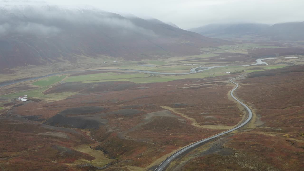 在冰岛北部雾蒙蒙的早晨，有秋天自然风光的风景公路。无人机航拍视频素材