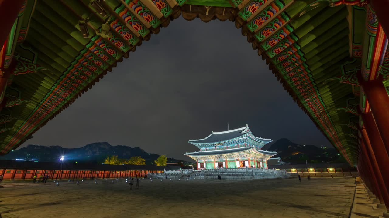 韩国首尔钟路区，夜间景福宫的根政殿视频素材