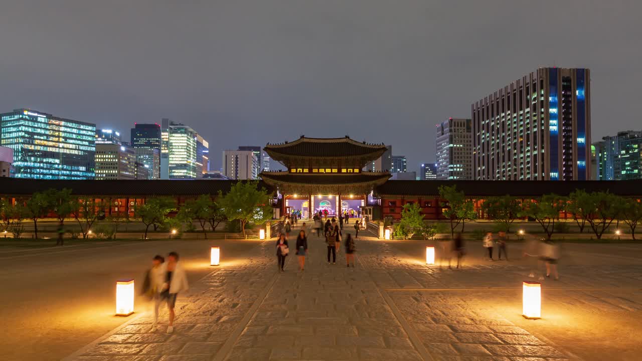 韩国首尔钟路区，景福宫的兴礼门，光华门广场的夜景视频素材