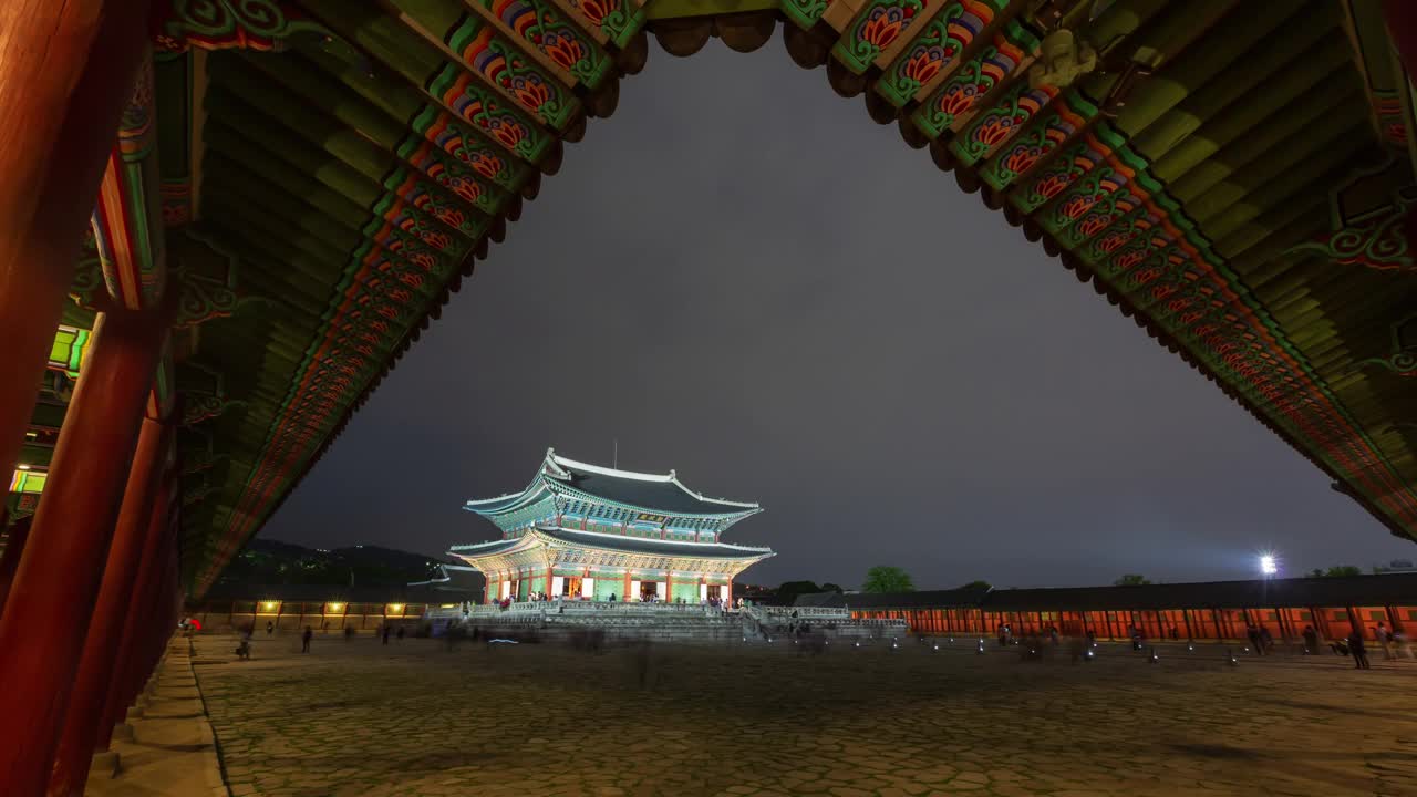 韩国首尔钟路区，夜间景福宫的根政殿视频素材