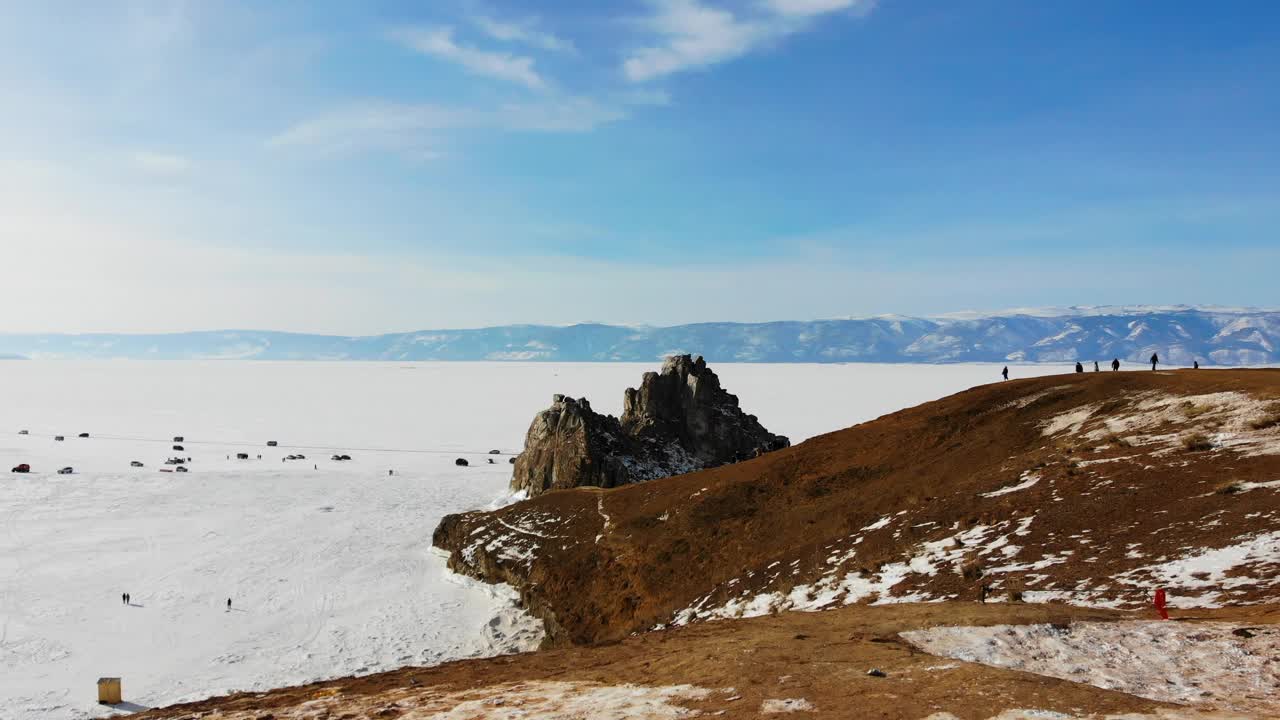 贝加尔湖在下雪，沙曼卡岩在一个阳光明媚的冬日。视频素材