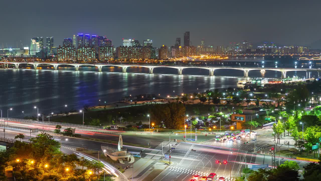 韩国首尔永登浦区龙山区，汝矣岛，元孝大桥，汉江公园及周边夜景视频素材