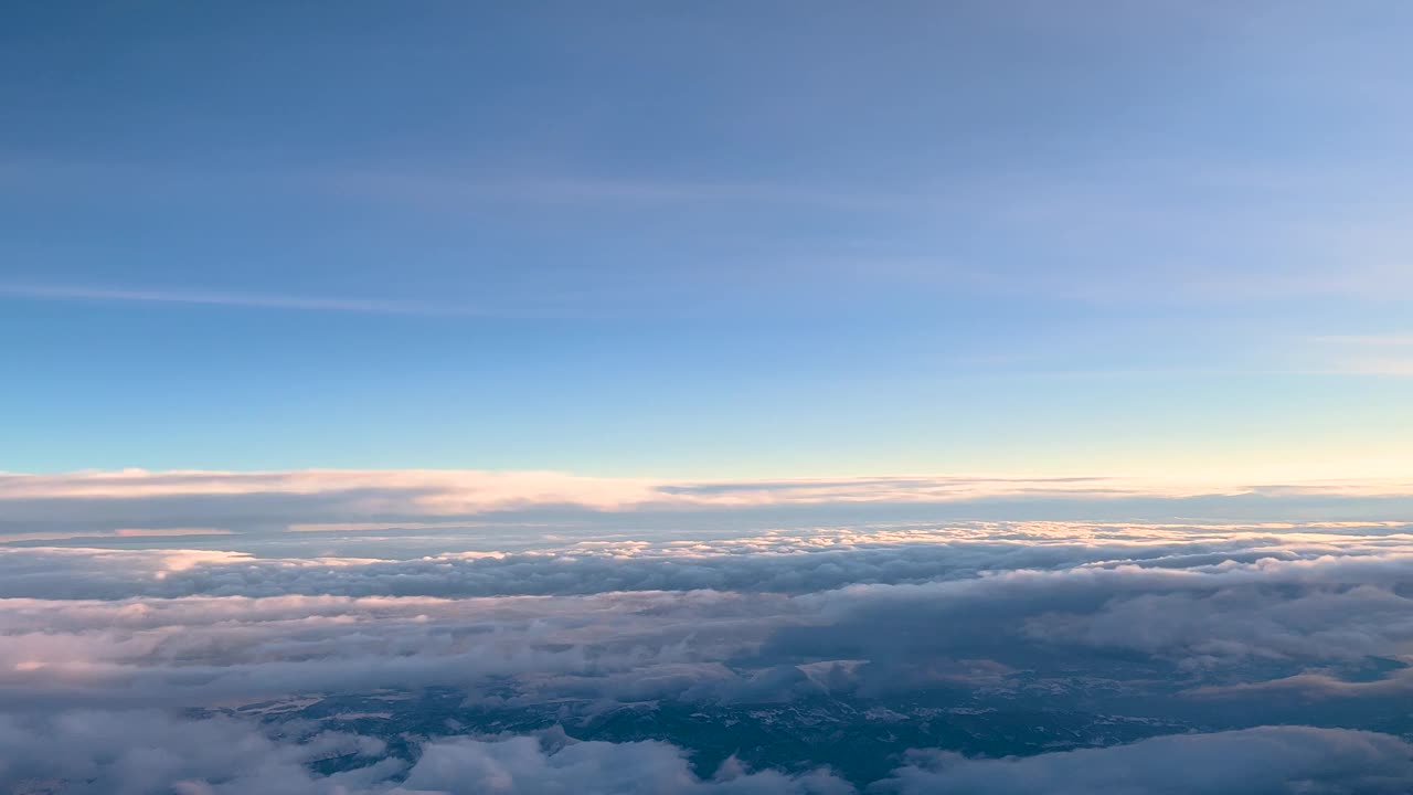 飞机窗外多云的天空。视频素材