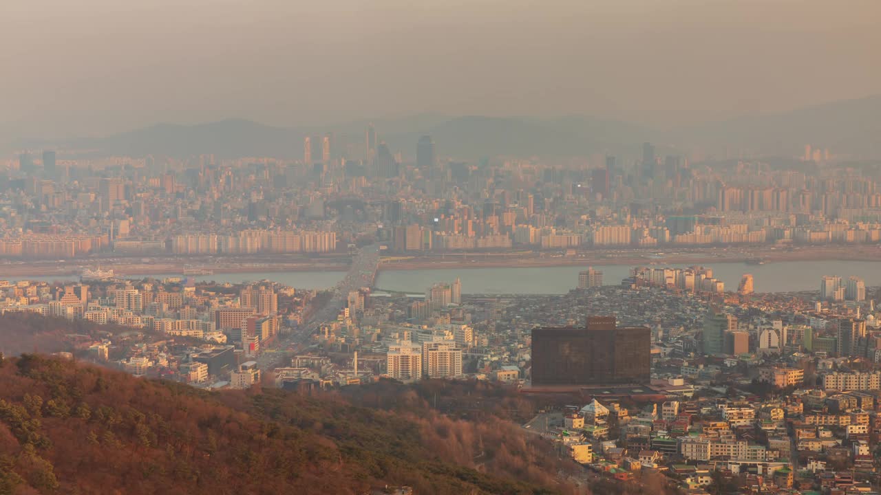 白天和晚上从南山塔天文台看到的汉江和建筑物/首尔龙山区，韩国视频素材