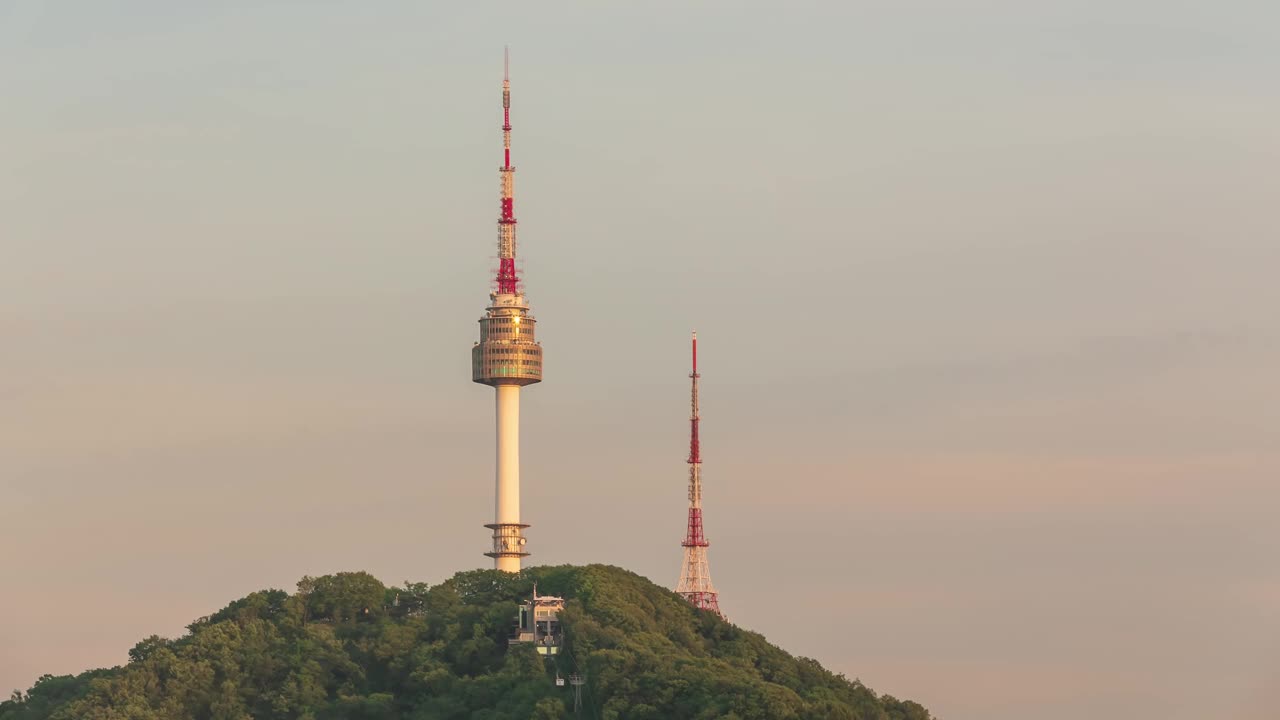 N首尔塔、观景台及周边白天和黑夜/韩国首尔龙山区视频素材