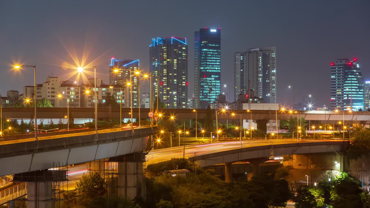 韩国首尔麻浦区，江边北路高速公路夜间的综合公寓视频素材