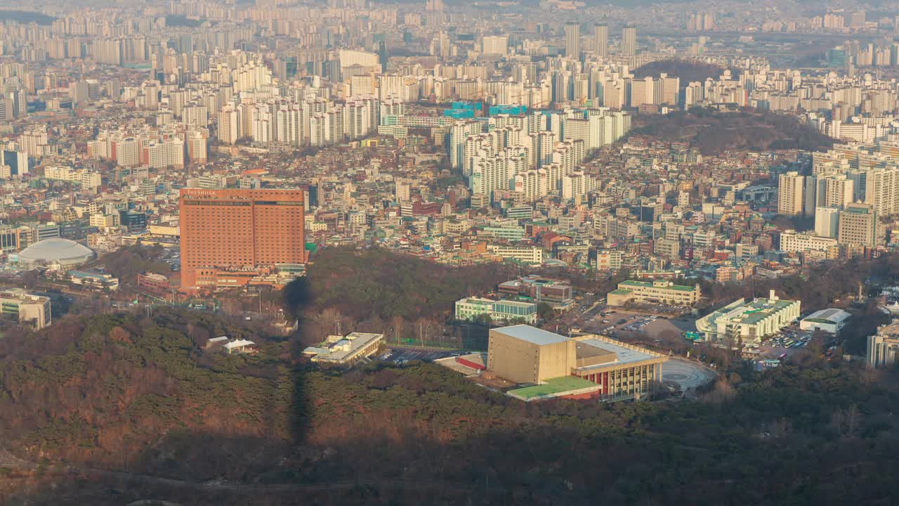 白天南山塔观景台的建筑物/韩国首尔龙山区视频素材