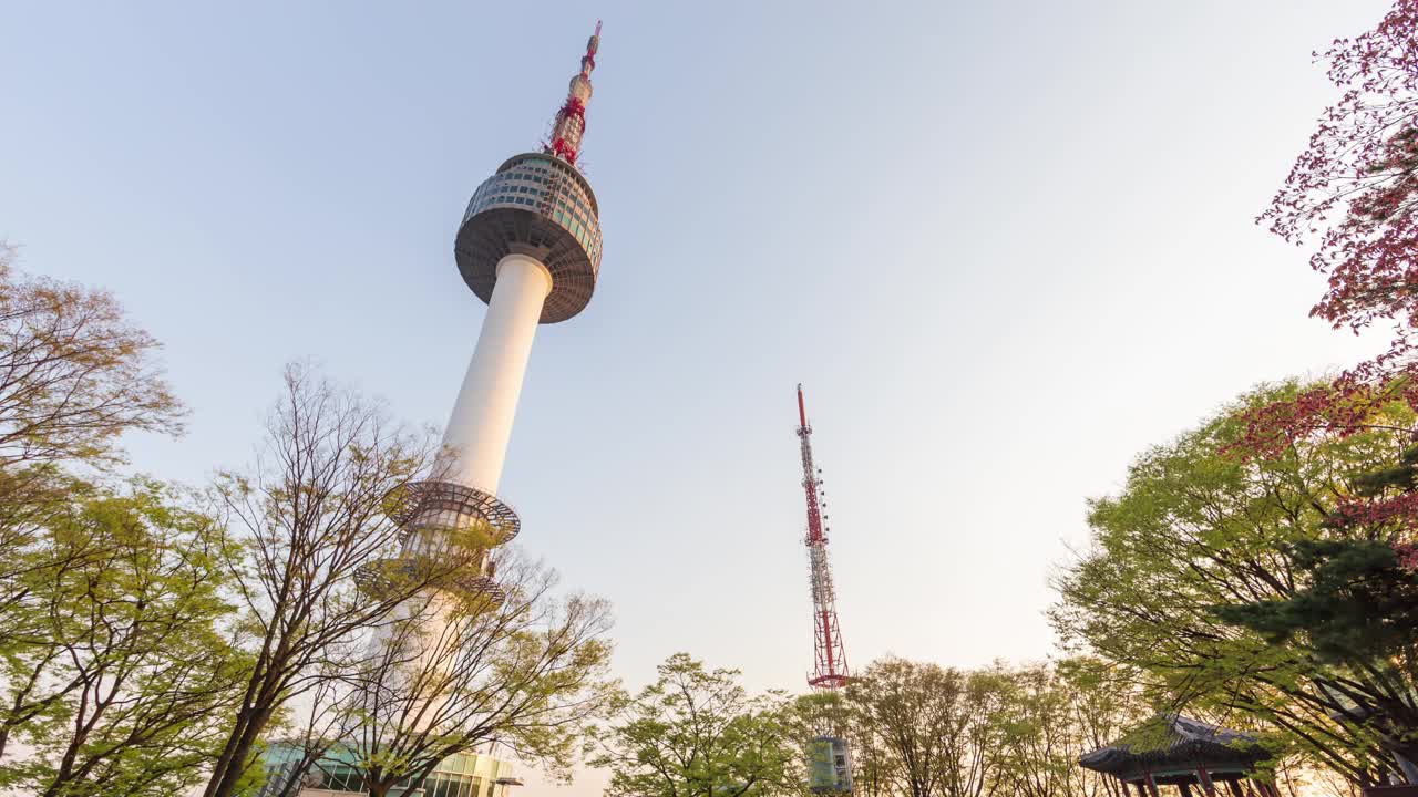 N首尔塔、观景台及周边白天和黑夜/韩国首尔龙山区视频素材