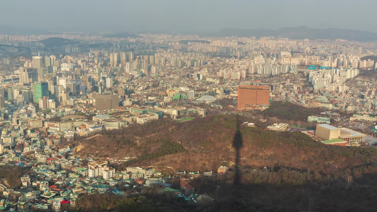 白天南山塔观景台的建筑物/韩国首尔龙山区视频素材