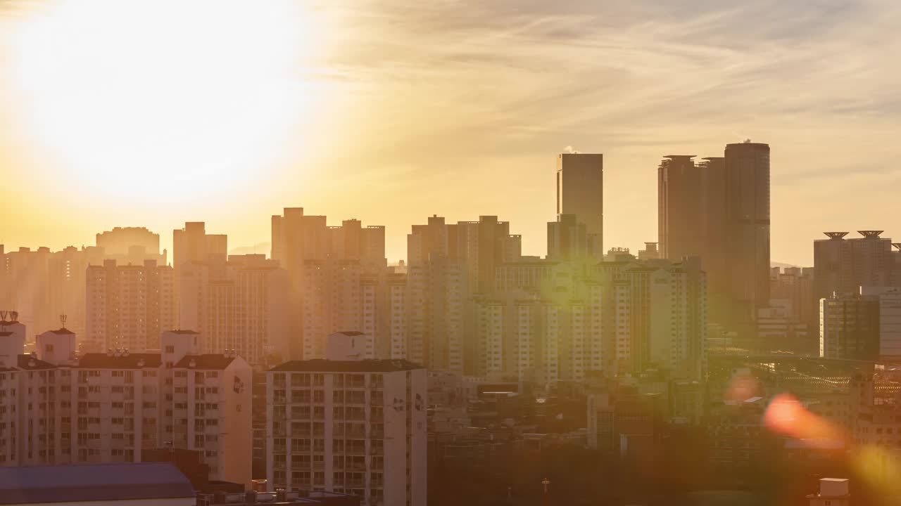 韩国首尔永登浦区，白天Sindorim科技市场的Guro公寓视频素材