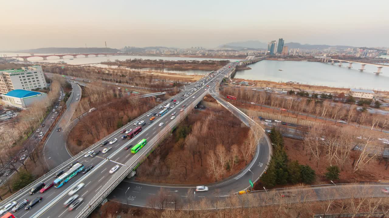 汉江、杨花桥、仙游岛、奥林匹克高速公路白天和黑夜/韩国首尔永登浦区视频素材