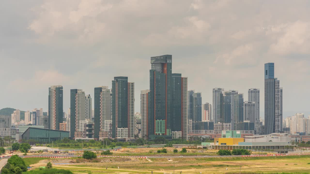 Naseong-dong，综合公寓，道路，白天的云/ Sejong-si，韩国视频素材