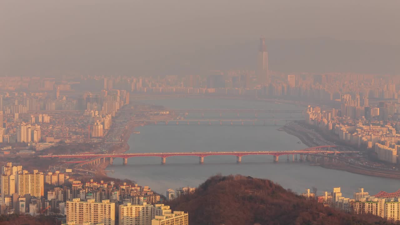 乐天世界大厦、汉江、圣水大桥、奥林匹克广场、江边北路高速公路，白天和晚上从南山塔观景台/首尔龙山区，韩国视频素材