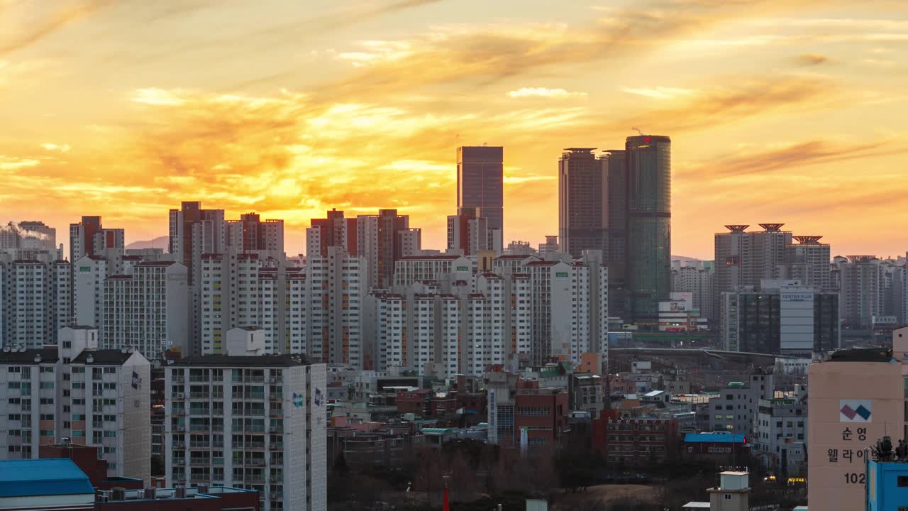 韩国首尔永登浦区，白天Sindorim科技市场的Guro公寓视频素材