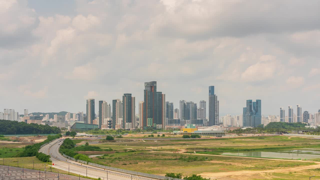 Naseong-dong，综合公寓，道路，白天的云/ Sejong-si，韩国视频素材