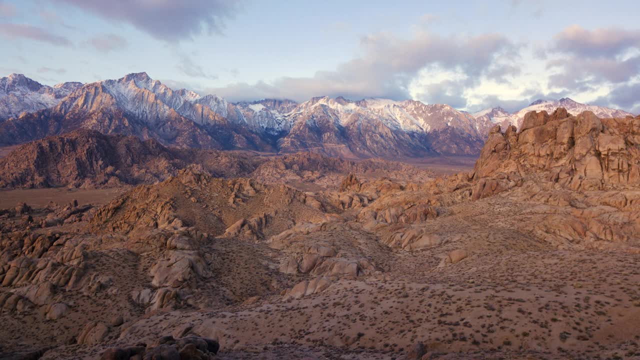 延时航空平移偏远和崎岖的山脉-阿拉巴马山，加利福尼亚州视频素材