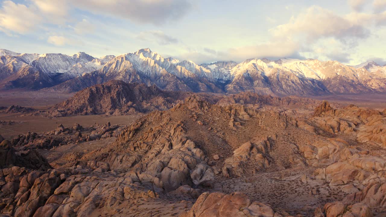 延时航空平移偏远和雪山-阿拉巴马山，加利福尼亚州视频素材