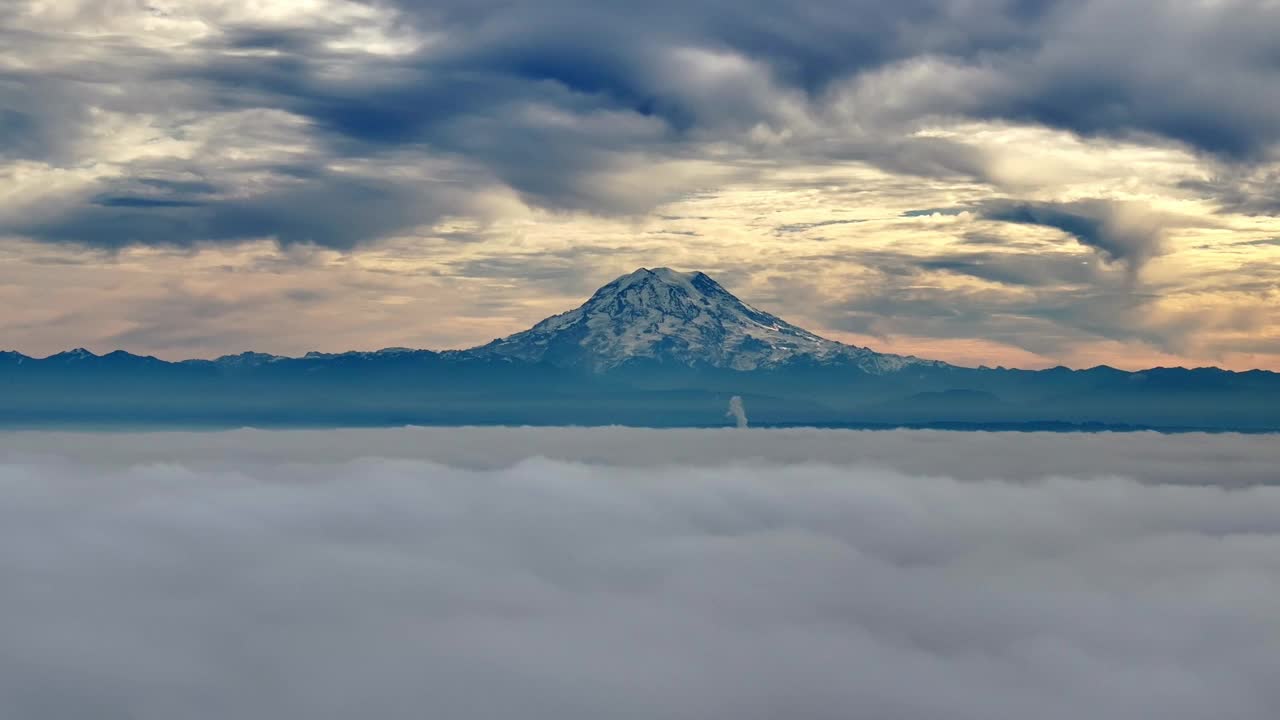 美国华盛顿，雷尼尔山阴云密布的日落美景。前景中的云海。广角镜头视频素材