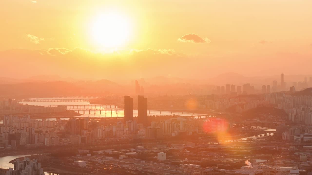 日落时分的江边北路高速公路和东部高速公路周边/韩国首尔城东区视频素材