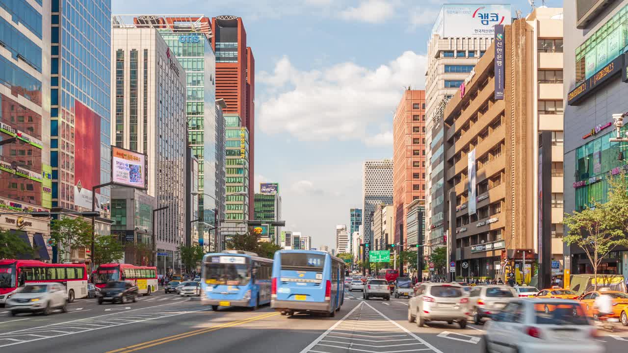 白天的江南站和江南大路周边/韩国首尔江南区视频素材