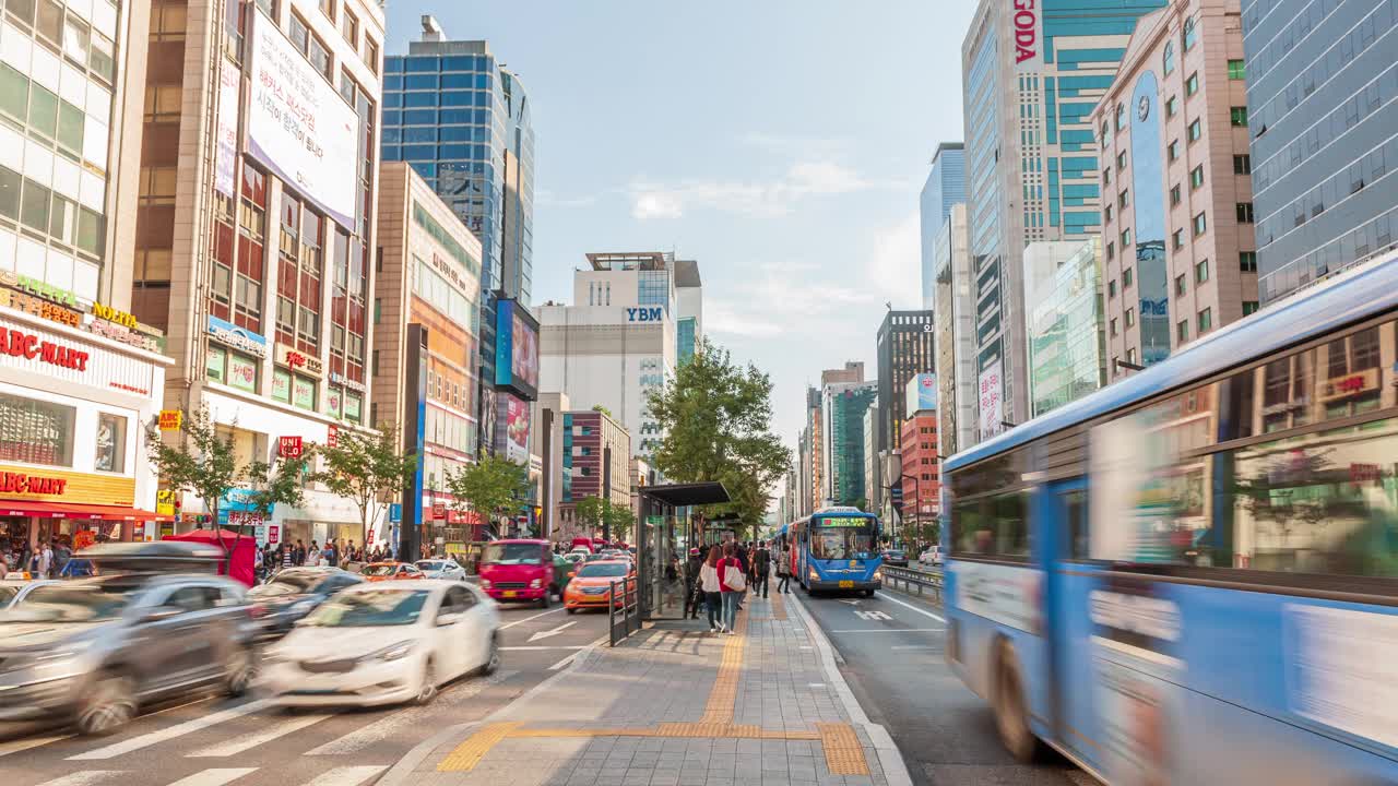 白天的江南站和江南大路周边/韩国首尔江南区视频素材