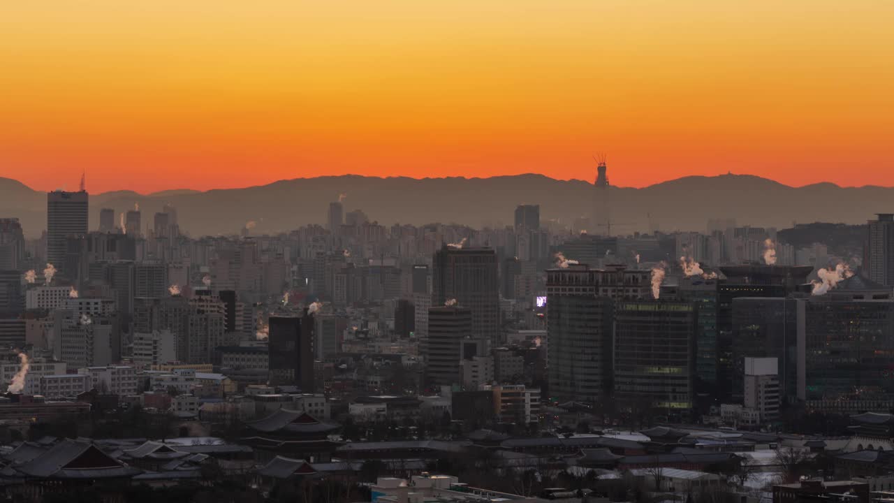 日出时的景福宫及其周边/韩国首尔钟路区视频素材