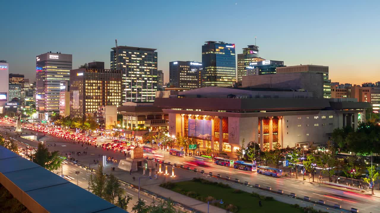 韩国首尔钟路区，光化门广场，世宗文化会馆及周边夜景视频素材