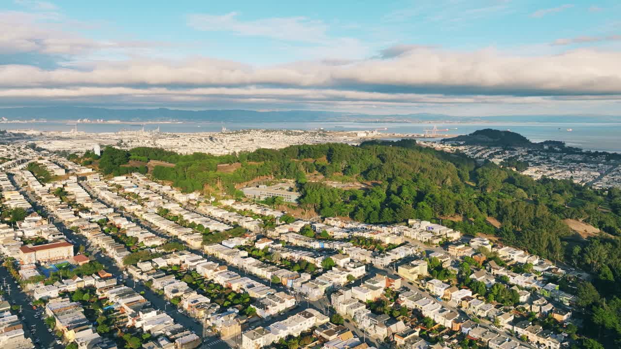 旧金山天空:充满活力的城市景观和海岸美景的全景无人机视图视频素材