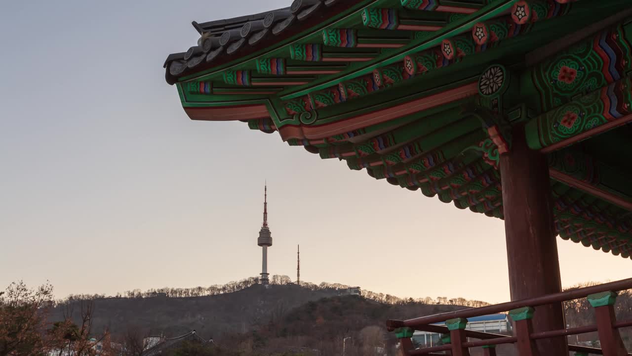 南山，N首尔塔和周围的日落在白天和夜晚/首尔中区，韩国视频素材