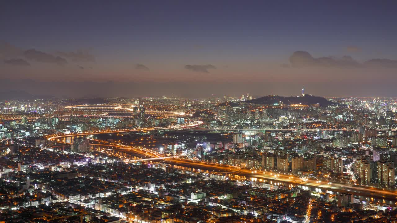 东部高速公路和夜间周边/韩国首尔中浪区视频素材