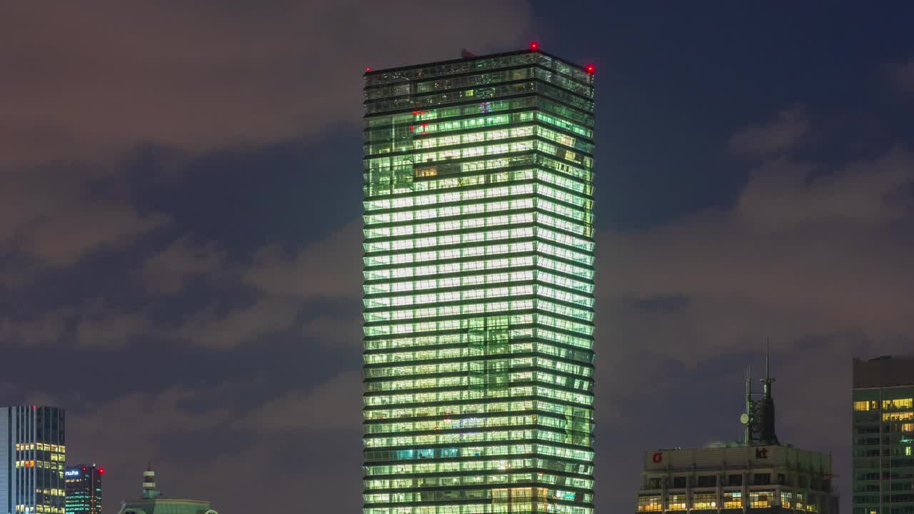 韩国首尔永登浦区，汝矣岛，全国经济人联合会大厦和周围的夜晚视频素材