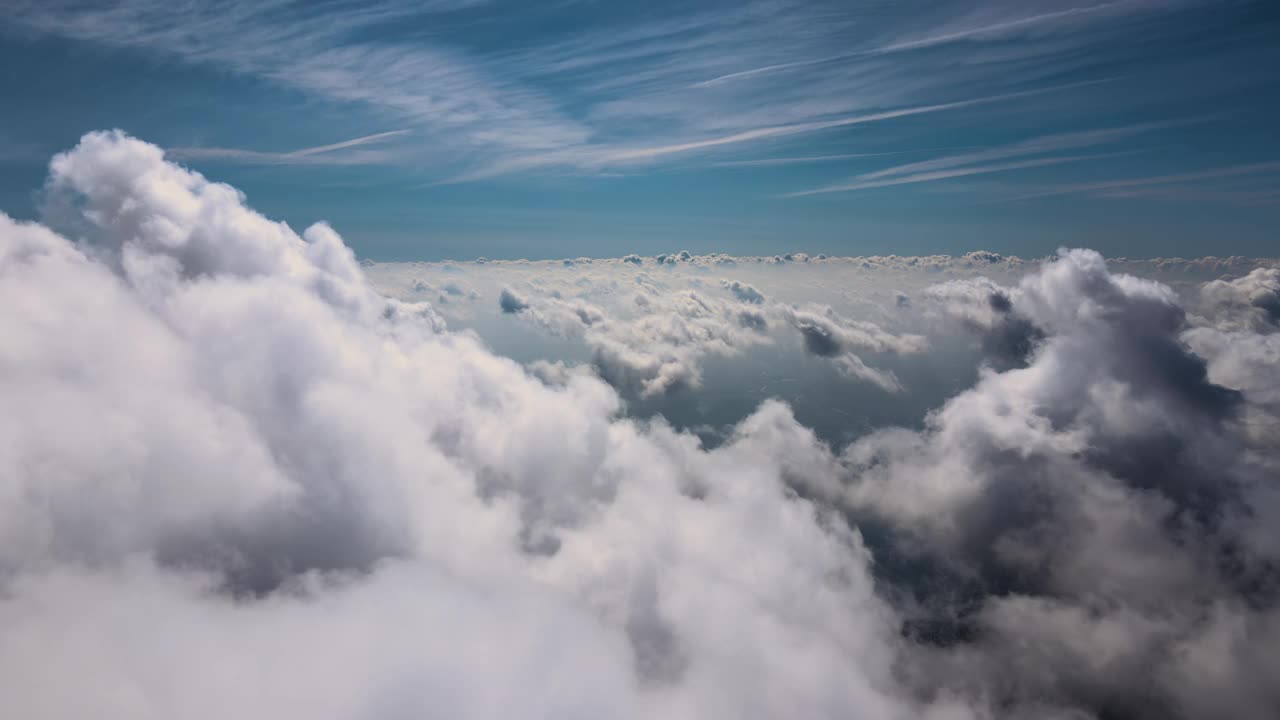 从高空的飞机窗口鸟瞰，暴雨前形成的蓬松的积云覆盖着地球视频素材