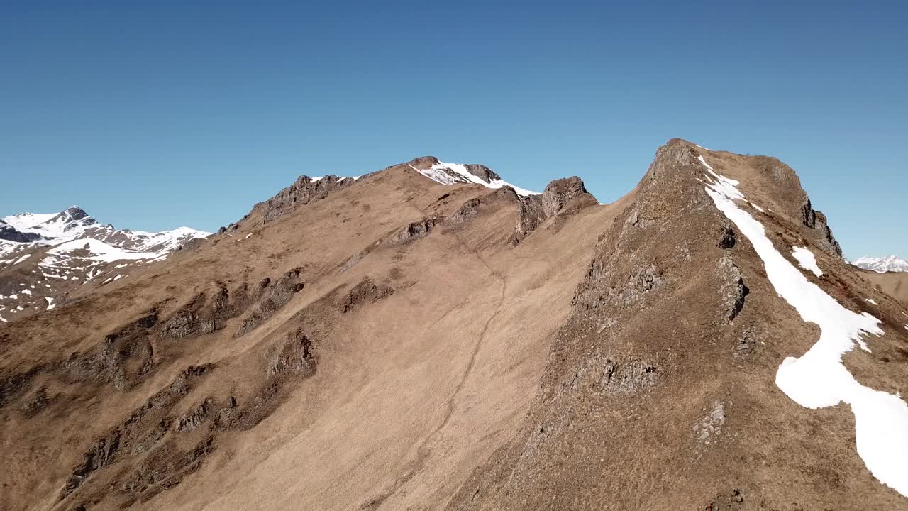 海边的阿尔卑斯山在秋天有阳光视频下载