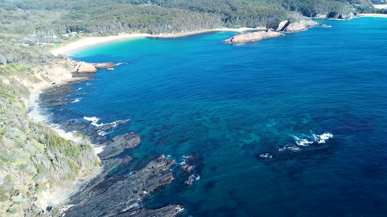 无人机空中丛林风景拍摄海滩游泳湾游击队湾贝特曼斯湾自然旅游旅游海底岬角海岸线南海岸新南威尔士州澳大利亚4K视频素材