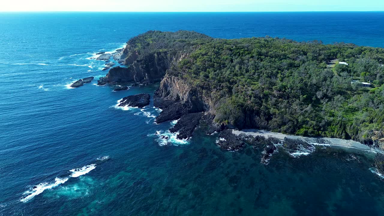 无人机航拍景观Burrewarra Point岬角悬崖丛林树木步道海岸线岩石游击队湾南海岸旅游贝特曼斯湾新南威尔士州澳大利亚4K视频素材