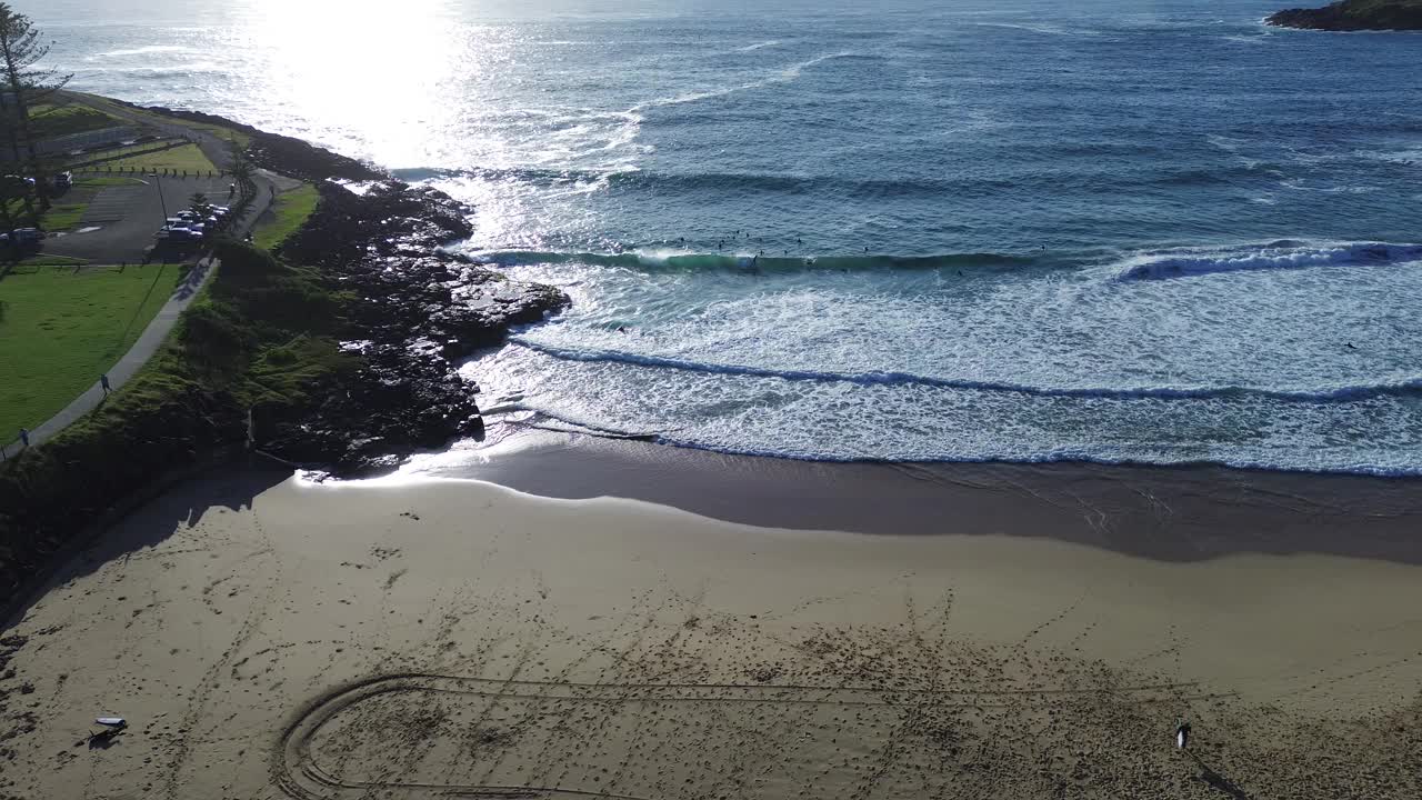 无人机航拍岩石岬角海岸线风景海浪冲浪者清晨日出涌浪白色洗沙酒吧旅游Gerringong Kiama吹洞新南威尔士州南海岸澳大利亚4K视频素材