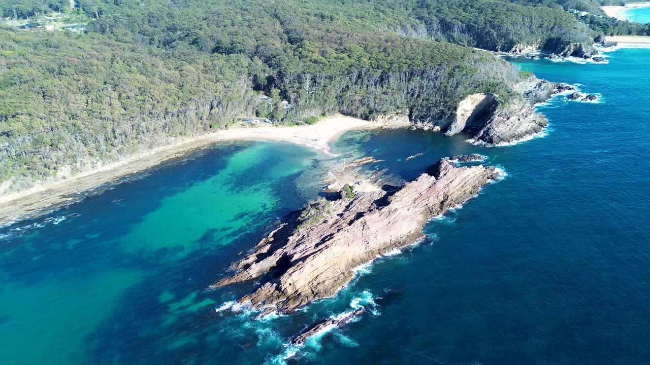 无人机空中pan景观丛林岩石悬崖岬角浮潜点游泳潜水游击队湾贝特曼斯湾南海岸纳鲁玛新南威尔士州旅游旅游4K澳大利亚视频素材