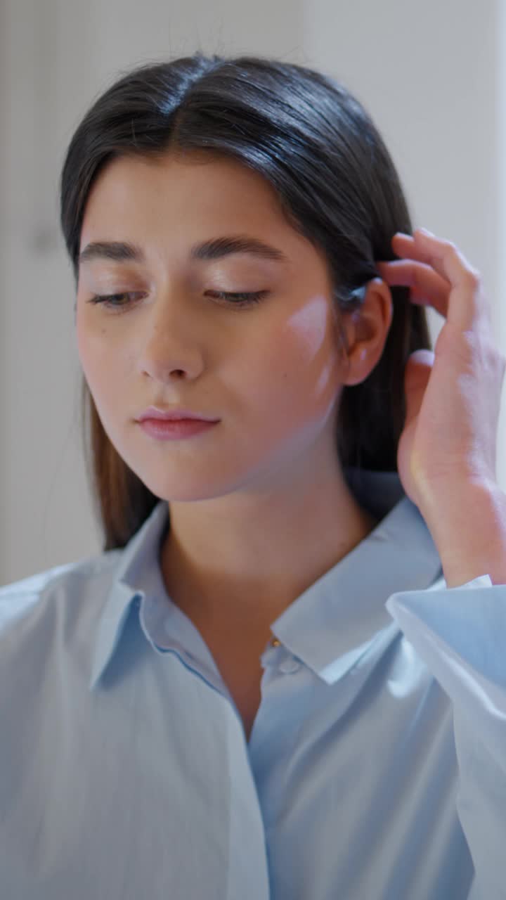 瑜伽女孩睁大眼睛。宁静的女人在舒适的家中垂直冥想。视频素材