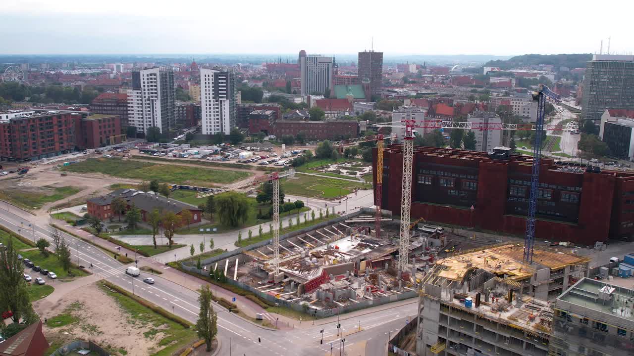 航拍的城市建筑工地与起重机和建筑物在Gdańsk。视频素材