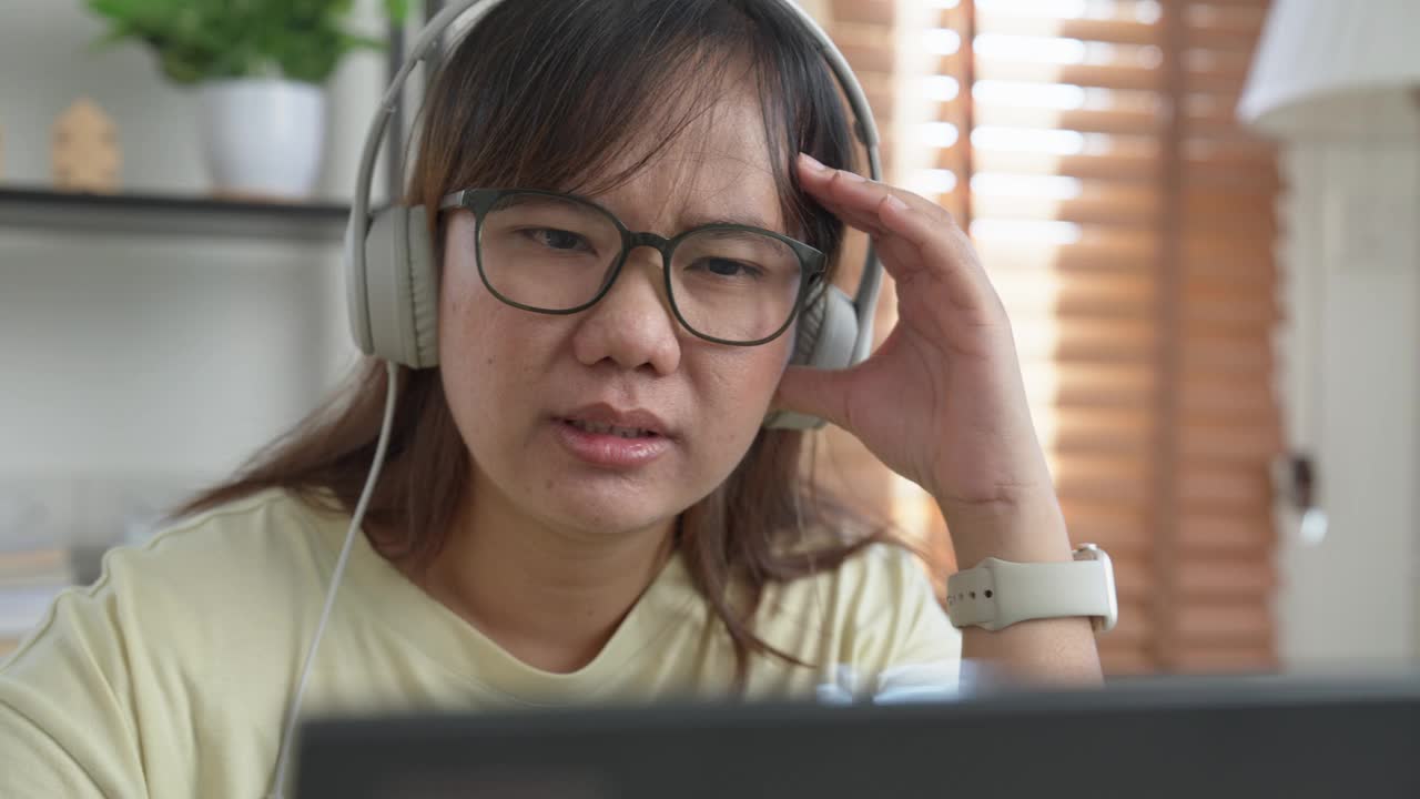 沮丧的女人在家里用笔记本电脑开会视频素材