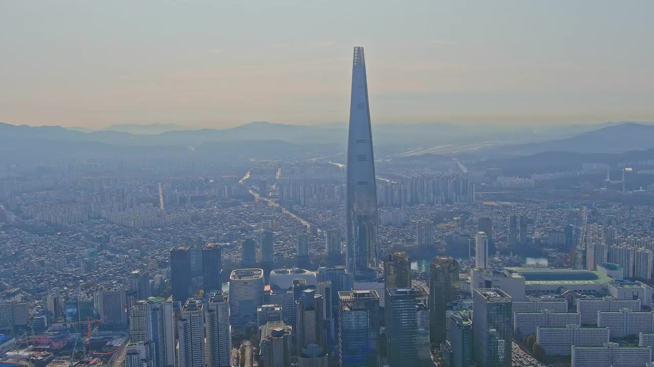 蚕室、石村湖、乐天世界大厦、乐天世界、公寓及其周边/首尔松坡区视频素材