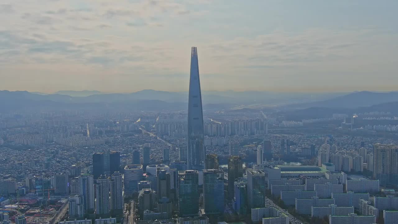 蚕室、石村湖、乐天世界大厦、乐天世界、公寓及其周边/首尔松坡区视频素材